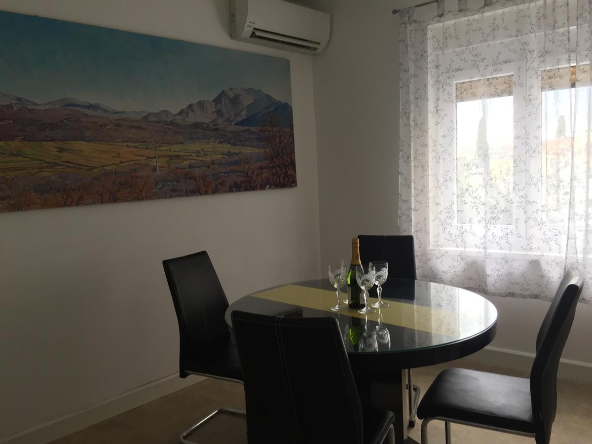 Apartment Stipe Split Luaran gambar